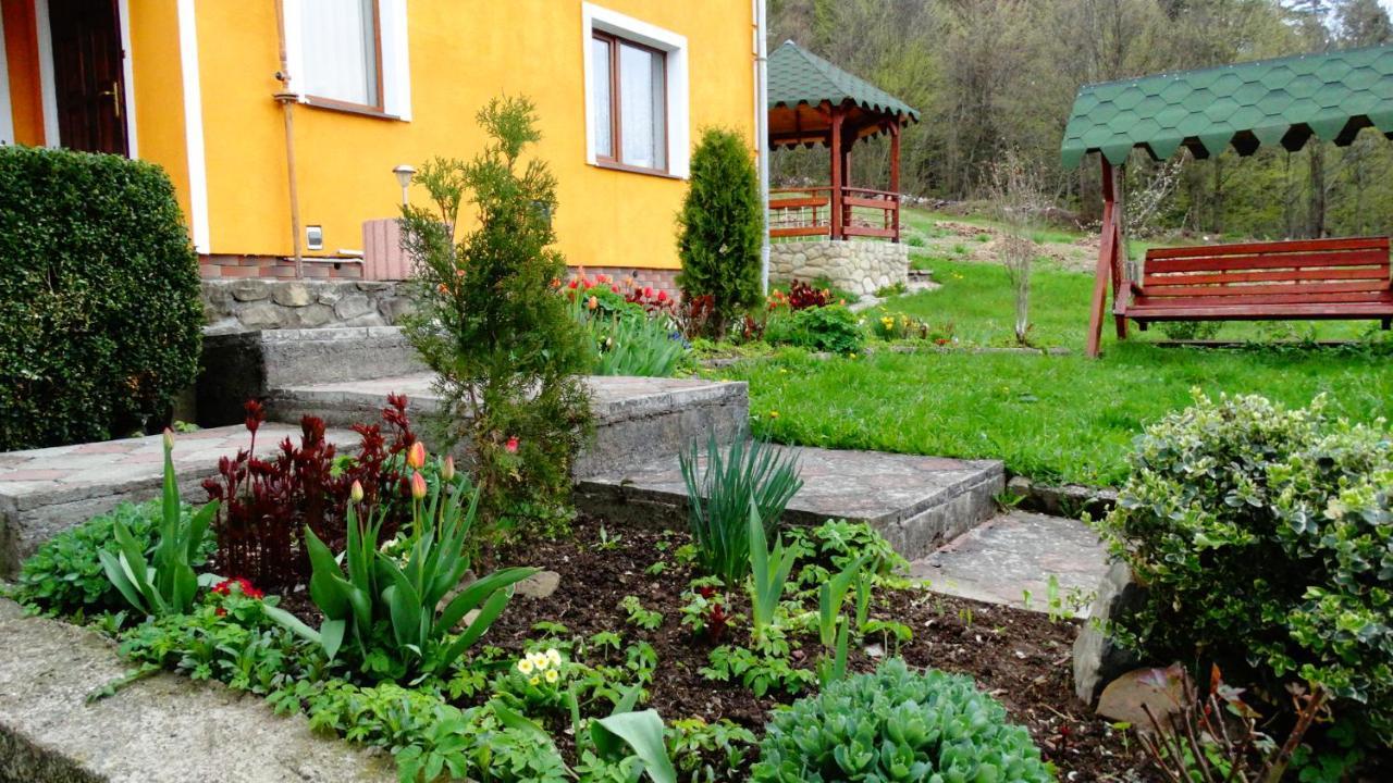 Guest House Karpaty Yaremche Exterior photo